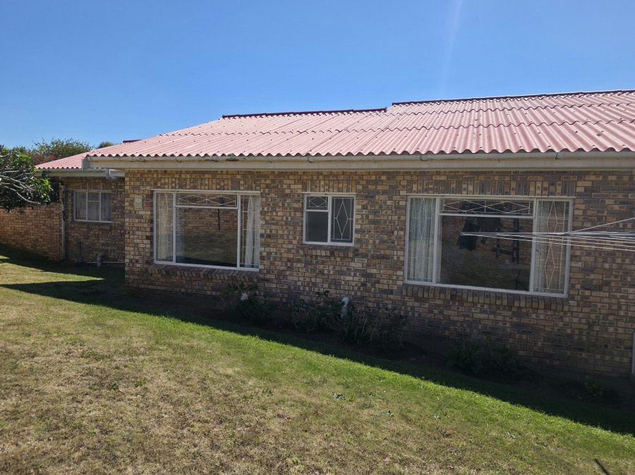 6 Bedroom Property for Sale in Wavecrest Eastern Cape